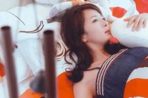 杨幂起床可爱瞬间：腋窝白皙引热议