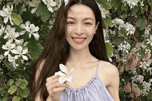 钟楚曦春日花海美照惊艳全网，挂脖长裙尽显仙女气质