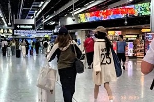 杨幂刘恺威带娃差距大，11岁女儿身高惊人引热议