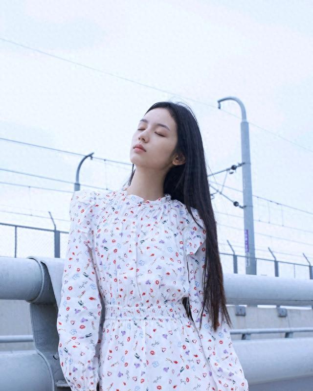 周也海边碎花裙写真