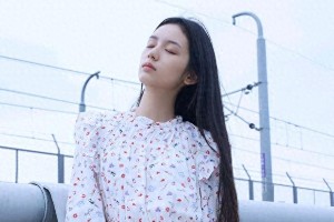 周也《少年的你》后穿搭解析：清新文艺风吸粉秘诀
