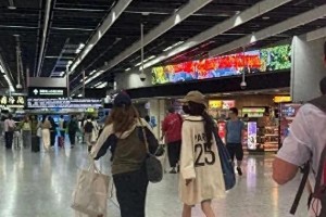 杨幂低调探望女儿小糯米 母女情深引热议