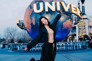 金晨环球影城美照惊艳，每一帧都是壁纸级大片