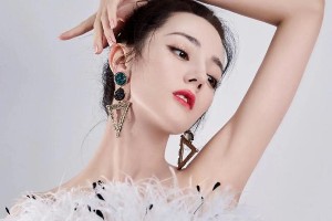 迪丽热巴深V亮片裙惊艳全场，魅力四射