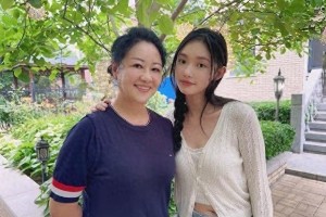 林允与月嫂合照引猜测 钟姐退休晒明星客户照