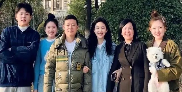 与弟弟合照