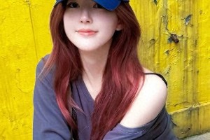 赵露思红发吊带美照释出 元气满满侧颜绝美