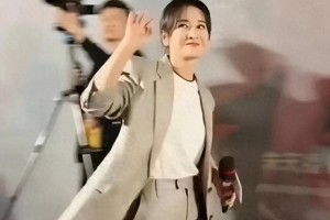 贾玲蜕变传奇：从相声演员到百亿导演的励志人生