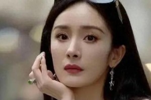 杨幂香港高铁站低调出行 疑似探望女儿小糯米