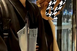 柯淳姐姐回应女助理挽手争议：感情好不等于工作有问题