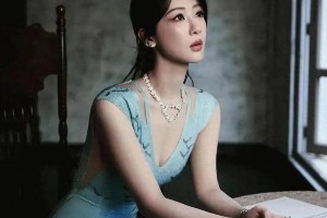 杨紫299元西装混搭高定蓝裙引爆时尚圈争议