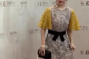 杨紫容貌变化引热议：自然生长还是科技加持？