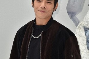 向佐欢乐谷扇李小龙扮演者事件引发争议