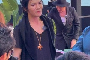 向佐造型转变引热议：从女装到传统男装的形象重塑