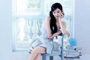 张艺凡脱鞋照曝光 00后小花仙气十足
