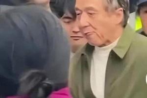 71岁成龙银发照引热议：功夫巨星老去，时代落幕还是新章开启？