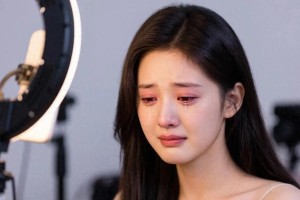 赵露思直播哽咽事件：资本操控下的流量偶像真相